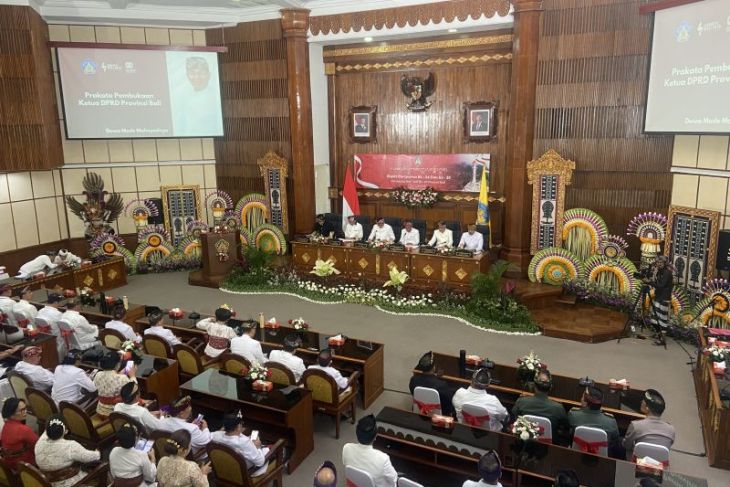 DPRD beri kado istimewa HUT Provinsi Bali dengan penetapan Raperda Bale Kerta
