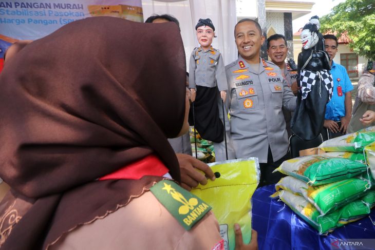 Sehari bersama polisi peringatan Hari Pramuka
