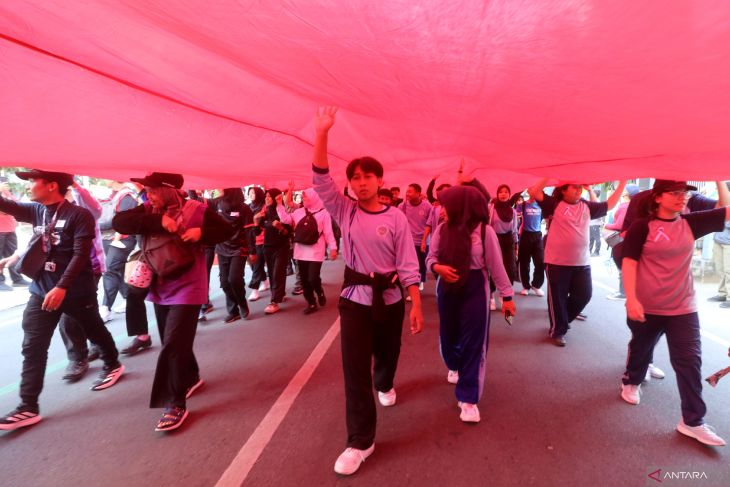 Kirab merah putih raksasa HUT RI