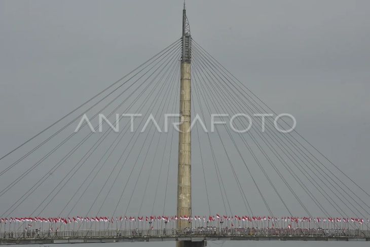 Pemasangan bendera Merah Putih di Jembatan Gentala Arasy