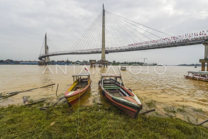 Pemasangan bendera Merah Putih di Jembatan Gentala Arasy