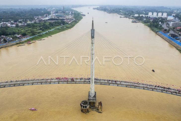Pemasangan bendera Merah Putih di Jembatan Gentala Arasy