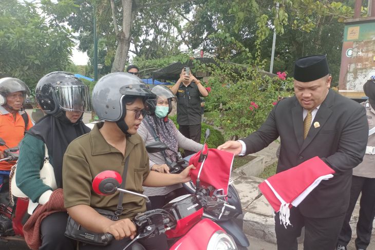Ketua DPRD Banjarbaru bagikan bendera merah putih