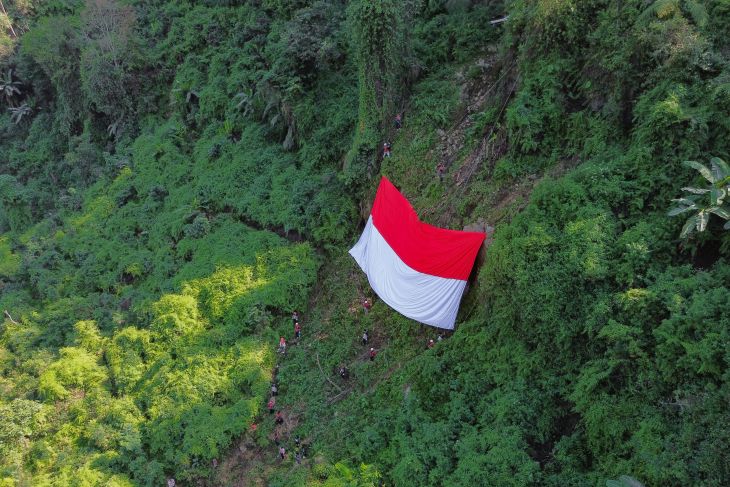 Upacara bendera merah putih raksasa di kawasan wisata Malang