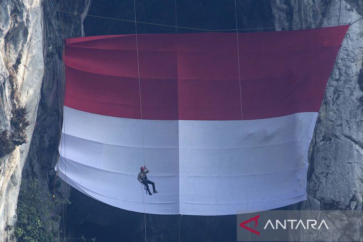 Upacara HUT Ke-80 RI di Tebing Hawu