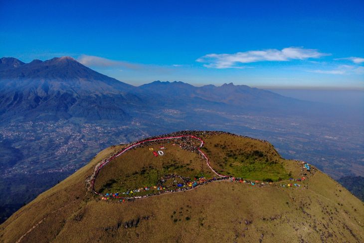 Aksi bentangkan bendera seribu meter di Gunung Penanggungan