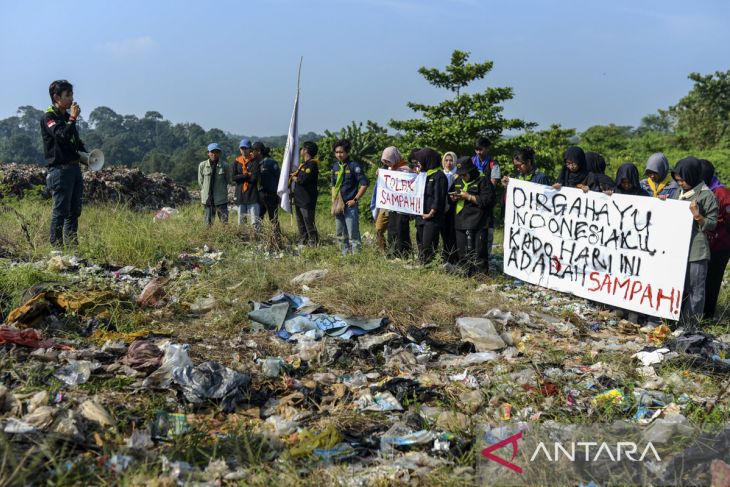 Pembentangan bendera Merah Putih raksasa di TPA Bangkonol