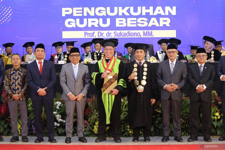 Pengukuhan Guru Besar UM Surabaya