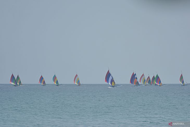 Lomba balap perahu layar di Situbondo