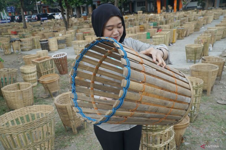 Pengumpulan tempat sampah bambu UIN SATU Tulungagung