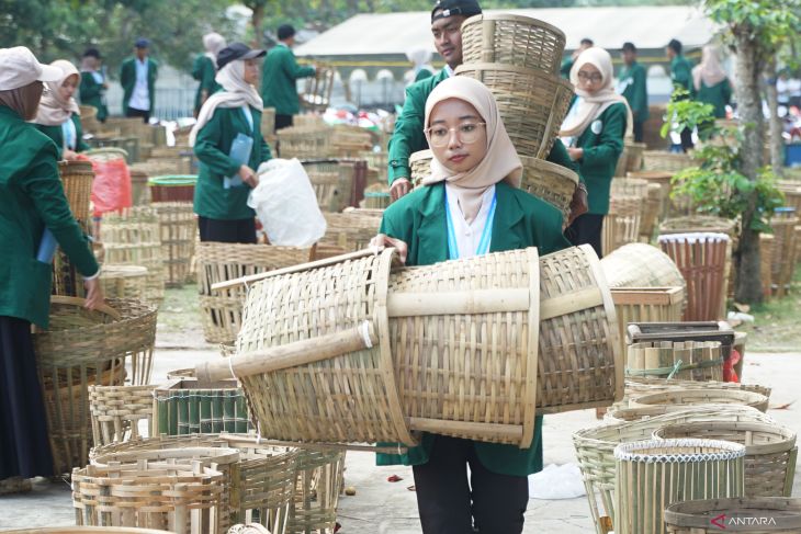 Pengumpulan tempat sampah bambu UIN SATU Tulungagung
