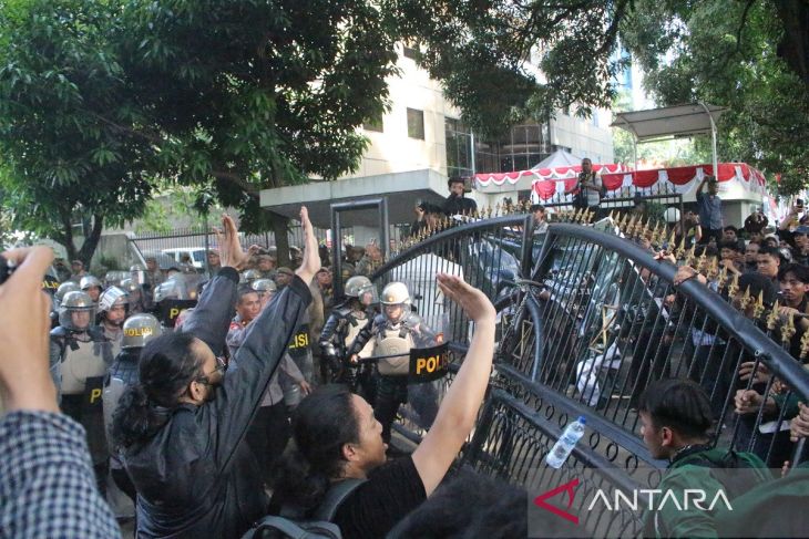 Aksi unjuk rasa ricuh di Medan