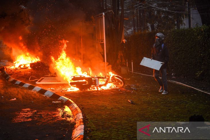 Mess MPR dibakar oleh pengunjuk rasa di Bandung