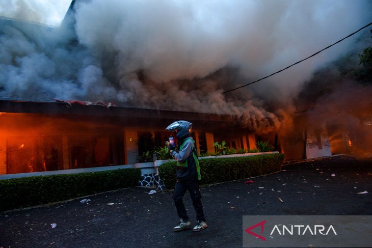 Mess MPR dibakar oleh pengunjuk rasa di Bandung