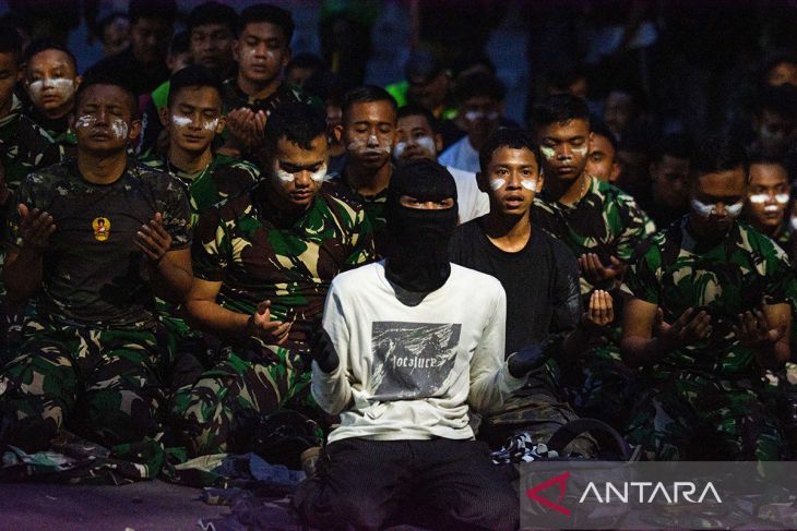 Pengunjuk rasa shalat berjamaah dengan TNI
