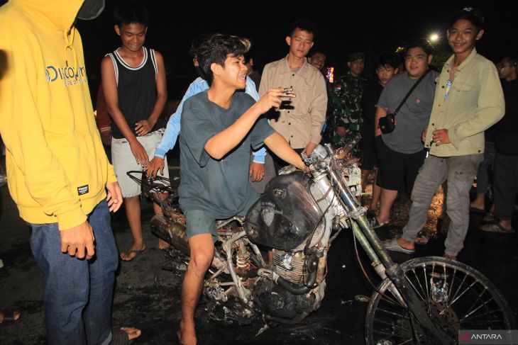 Massa unras bakar motor polisi di Pontianak