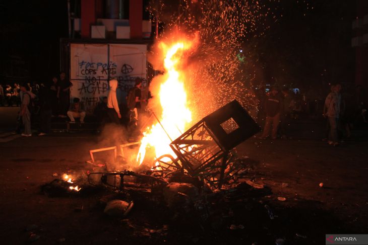 Massa unras bakar motor polisi di Pontianak