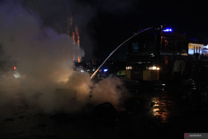 Massa unras bakar motor polisi di Pontianak