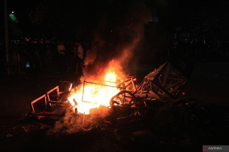 Massa unras bakar motor polisi di Pontianak