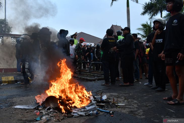 Unjuk rasa di DPRD Kota Madiun