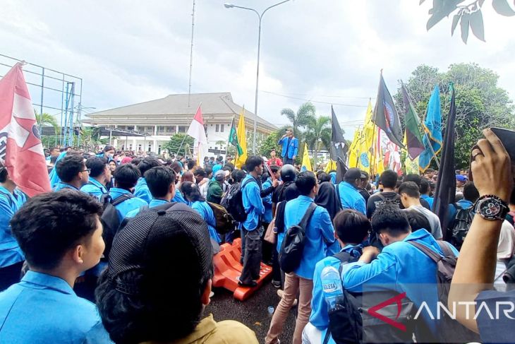 Ribuan mahasiswa lakukan aksi unjuk rasa di Kantor DPRD Babel