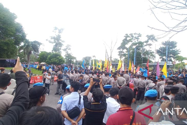 Ribuan mahasiswa lakukan aksi unjuk rasa di Kantor DPRD Babel