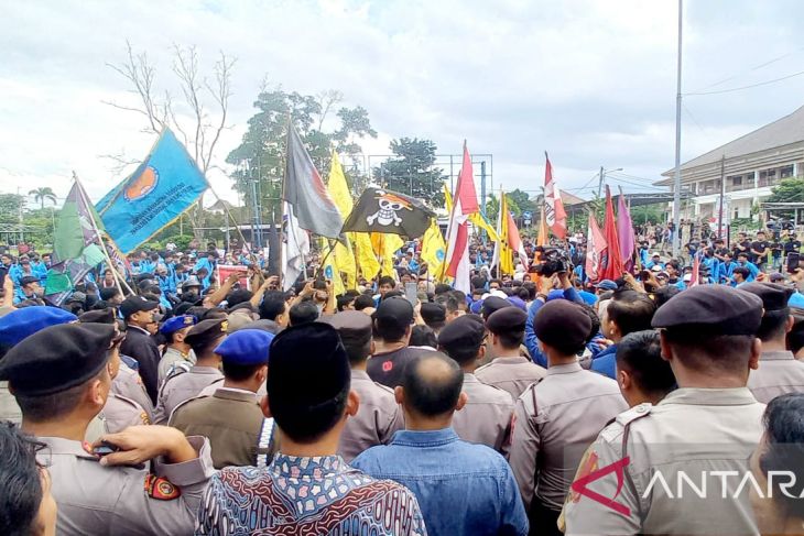 Ribuan mahasiswa lakukan aksi unjuk rasa di Kantor DPRD Babel