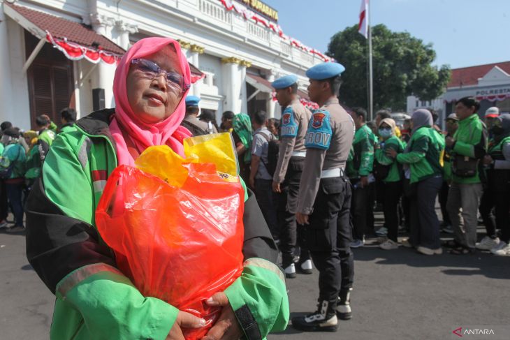 Pembagian bantuan beras kepada ojol