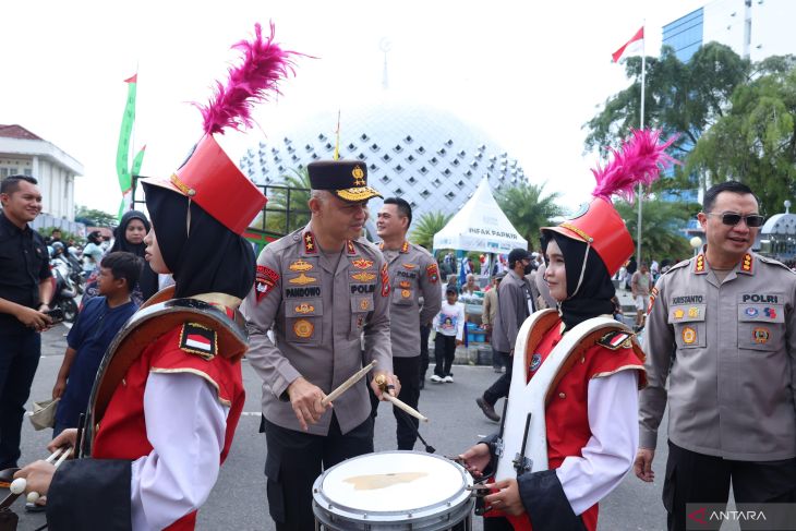 Potret Kapolda Babel bersama peserta karnaval HUT Ke-80 RI