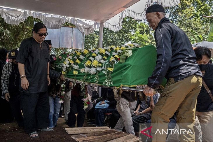 Pemakaman jenazah musisi Acil Bimbo