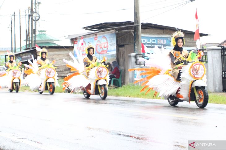 Pawai kendaraan hias HUT ke-80 RI