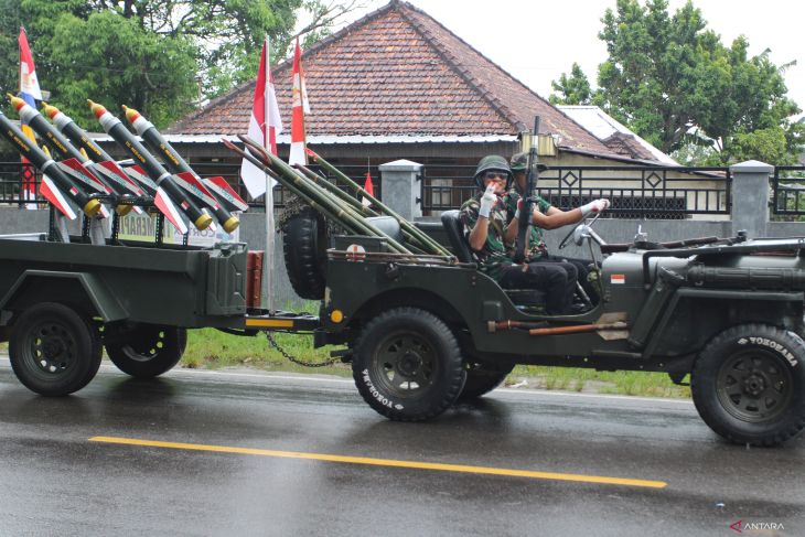 Pawai kendaraan hias HUT ke-80 RI
