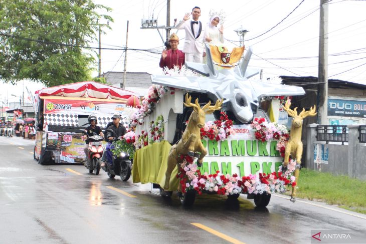 Pawai kendaraan hias HUT ke-80 RI