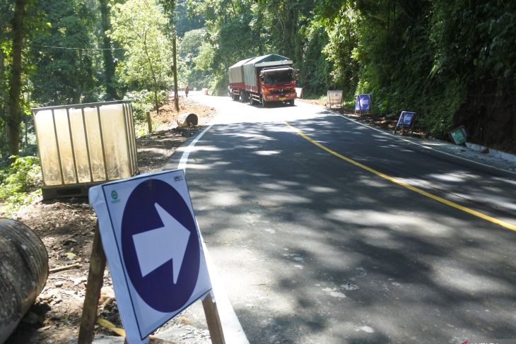 Pembukaan jalan nasional Gunung Gumitir Jember