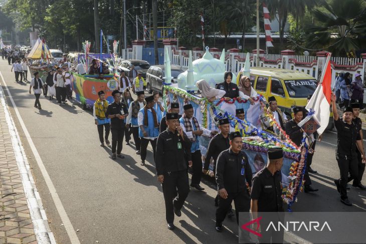 Tradisi Ngarak Perahu Maulid Nabi SAW