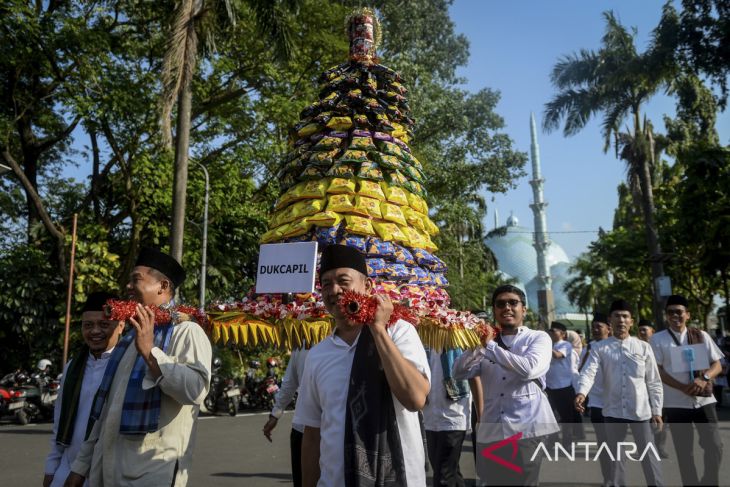 Tradisi Ngarak Perahu Maulid Nabi SAW