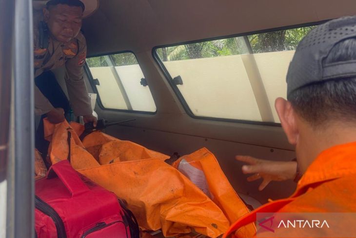 Evakuasi jasad korban kecelakaan helikopter di Mentewe Kalsel