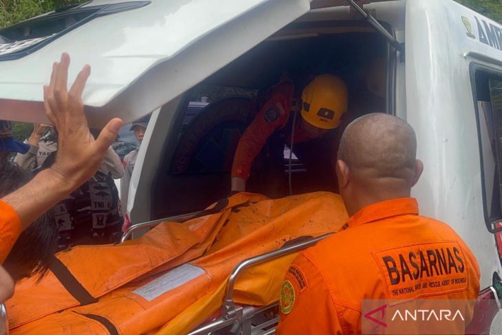 Evakuasi jasad korban kecelakaan helikopter di Mentewe Kalsel