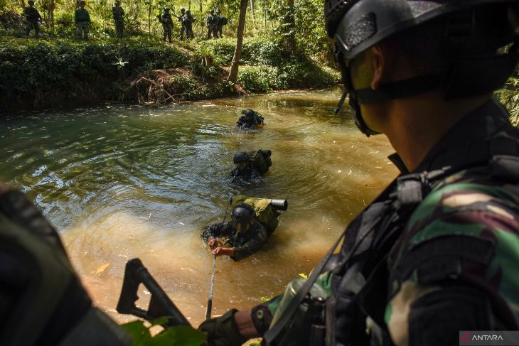 Latihan pertempuran Korps Marinir di Malang