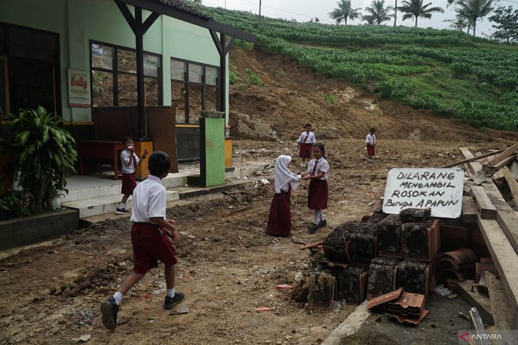 Kelas darurat di sekolah terdampak longsor Tulungagung