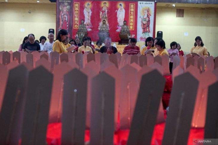 Ritual sembahyang arwah umat Tri Dharma Tulungagung