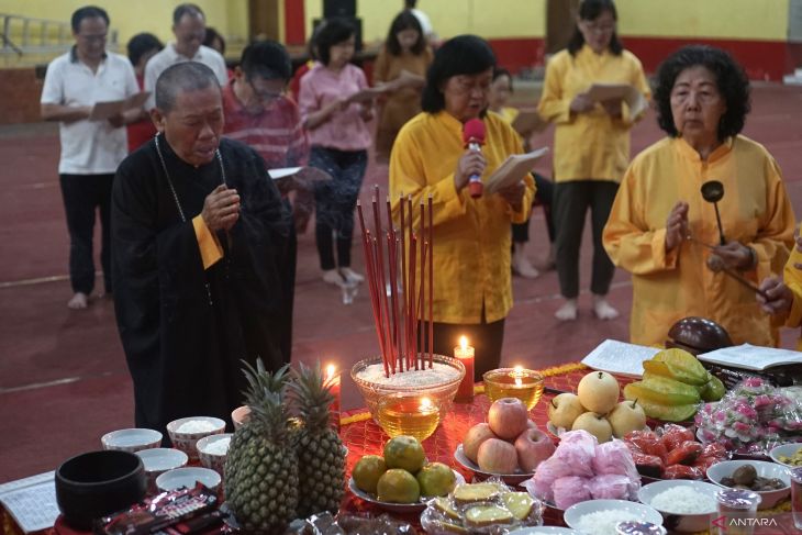 Ritual sembahyang arwah umat Tri Dharma Tulungagung
