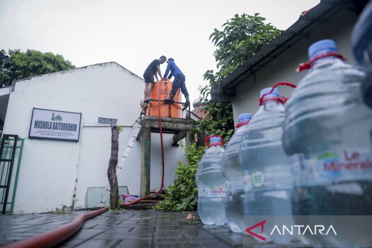 Distribusi air bersih dampak gangguan aliran PAM