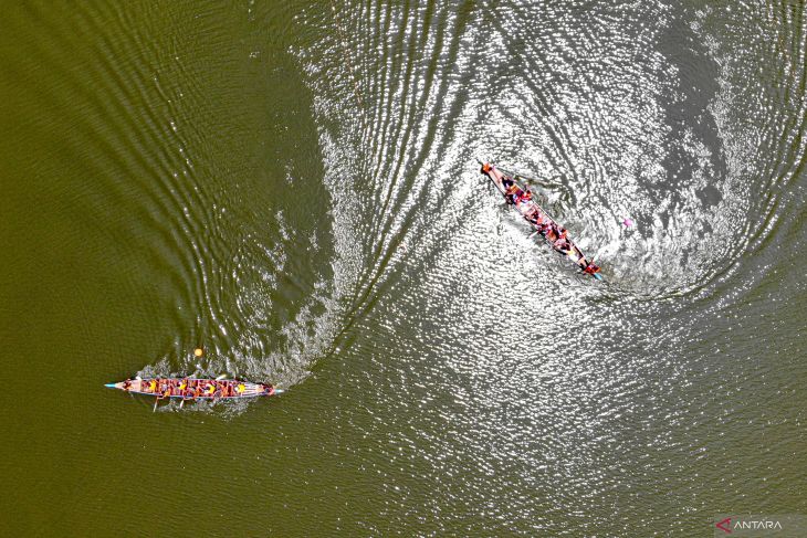 Lomba balap perahu di sungai Bengawan Solo