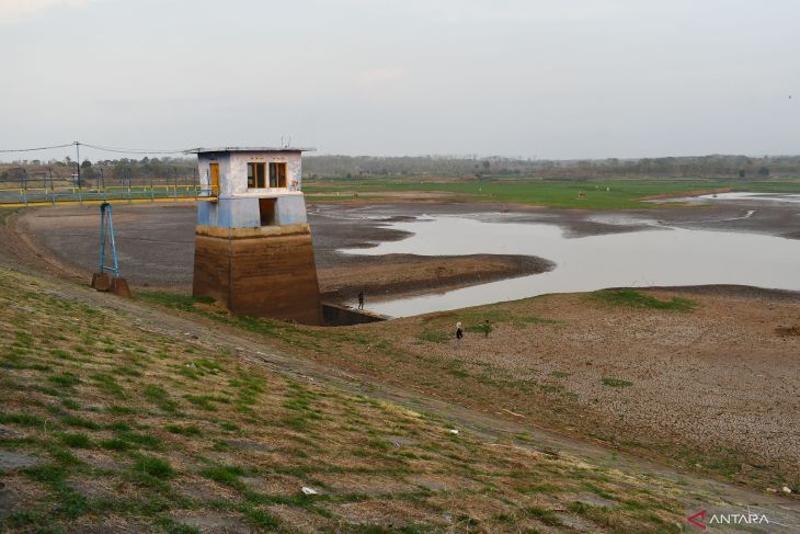 Air waduk Dawuhan Madiun menyusut