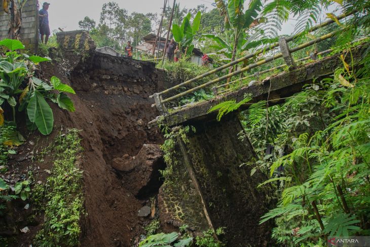 Jembatan putus akibat cuaca ekstrem di Lumajang