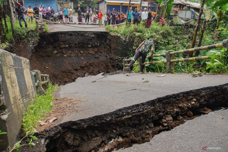 Jembatan putus akibat cuaca ekstrem di Lumajang