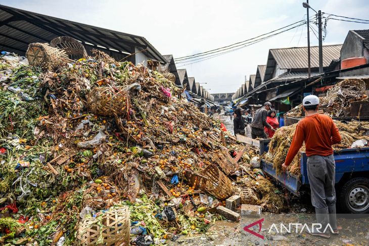 Permasalahan sampah di Pasar Induk Caringin