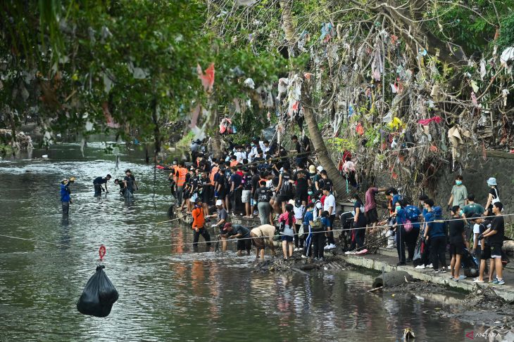 Aksi bersih sungai di Bali