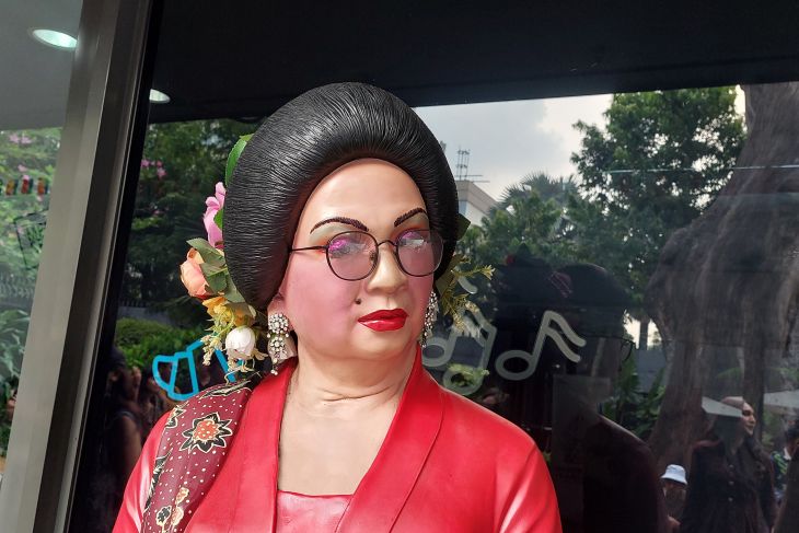 Cabaret show dan stigma gender dalam "Raminten Universe"